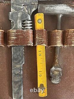 Rare World War 1 German Army Tool Set Made By Hubeo 10 Piece With Skeleton Key<br/>
  <br/>	 
Ensemble d'outils de l'armée allemande de la Première Guerre mondiale rare fabriqué par Hubeo, 10 pièces avec clé squelette