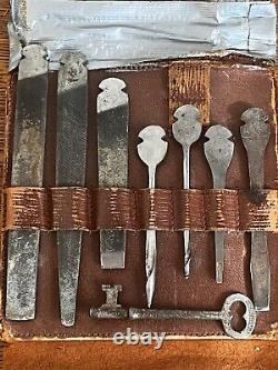Rare World War 1 German Army Tool Set Made By Hubeo 10 Piece With Skeleton Key <br/>

<br/>Ensemble d'outils de l'armée allemande de la Première Guerre mondiale rare fabriqué par Hubeo, 10 pièces avec clé squelette