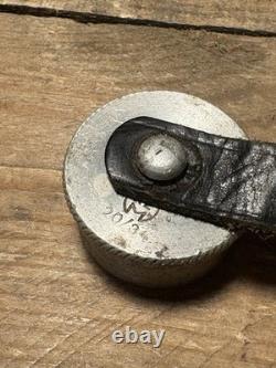 Sangle de harnais de gourde allemande RZM en cuir et bouchon en aluminium M6 20/34 daté de 1934 – Seconde Guerre mondiale