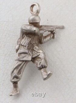 Seconde Guerre mondiale Allemand WW2 Pendentif MP 40 Parachutiste en ATTAQUE Mitrailleuse MILITAIRE Armée