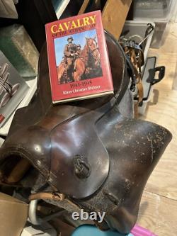 Selle de cavalerie de l'armée allemande de la Seconde Guerre mondiale, étriers et livre sur la cavalerie de la Wehrmacht