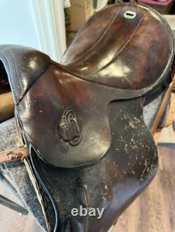 Selle de cavalerie de l'armée allemande de la Seconde Guerre mondiale, étriers et livre sur la cavalerie de la Wehrmacht