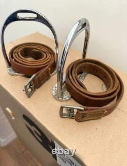 Selle de cavalerie de l'armée allemande de la Seconde Guerre mondiale, étriers et livre sur la cavalerie de la Wehrmacht