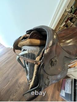 Selle de cavalerie de l'armée allemande de la Seconde Guerre mondiale, étriers et livre sur la cavalerie de la Wehrmacht