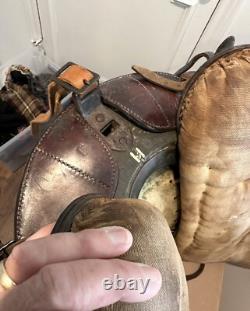 Selle de cavalerie de l'armée allemande de la Seconde Guerre mondiale, étriers et livre sur la cavalerie de la Wehrmacht