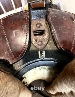 Selle de cavalerie de l'armée allemande de la Seconde Guerre mondiale, étriers et livre sur la cavalerie de la Wehrmacht