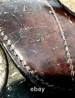 Selle de cavalerie de l'armée allemande de la Seconde Guerre mondiale, étriers et livre sur la cavalerie de la Wehrmacht