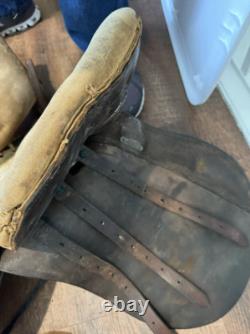 Selle de cavalerie de l'armée allemande de la Seconde Guerre mondiale, étriers et livre sur la cavalerie de la Wehrmacht