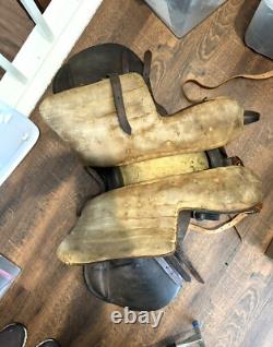 Selle de cavalerie de l'armée allemande de la Seconde Guerre mondiale, étriers et livre sur la cavalerie de la Wehrmacht