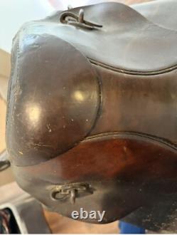 Selle de cavalerie de l'armée allemande de la Seconde Guerre mondiale, étriers et livre sur la cavalerie de la Wehrmacht