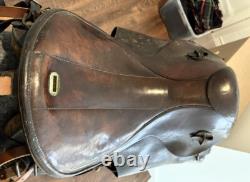 Selle de cavalerie de l'armée allemande de la Seconde Guerre mondiale, étriers et livre sur la cavalerie de la Wehrmacht