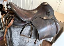 Selle de cavalerie de l'armée allemande de la Seconde Guerre mondiale, étriers et livre sur la cavalerie de la Wehrmacht