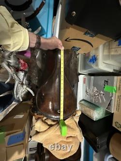 Selle de cavalerie de l'armée allemande de la Seconde Guerre mondiale, étriers et livre sur la cavalerie de la Wehrmacht