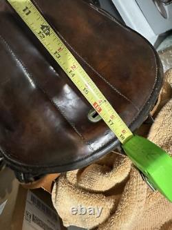 Selle de cavalerie de l'armée allemande de la Seconde Guerre mondiale, étriers et livre sur la cavalerie de la Wehrmacht