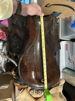 Selle de cavalerie de l'armée allemande de la Seconde Guerre mondiale, étriers et livre sur la cavalerie de la Wehrmacht