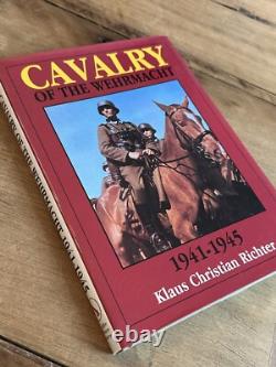 Selle de cavalerie de l'armée allemande de la Seconde Guerre mondiale, étriers et livre sur la cavalerie de la Wehrmacht