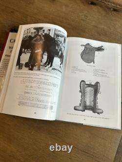 Selle de cavalerie de l'armée allemande de la Seconde Guerre mondiale, étriers et livre sur la cavalerie de la Wehrmacht