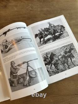 Selle de cavalerie de l'armée allemande de la Seconde Guerre mondiale, étriers et livre sur la cavalerie de la Wehrmacht