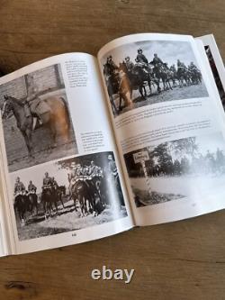 Selle de cavalerie de l'armée allemande de la Seconde Guerre mondiale, étriers et livre sur la cavalerie de la Wehrmacht