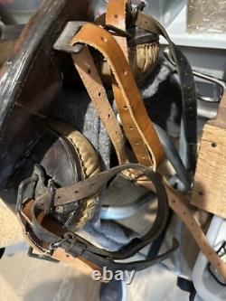 Selle de cavalerie de l'armée allemande de la Seconde Guerre mondiale, étriers et livre sur la cavalerie de la Wehrmacht