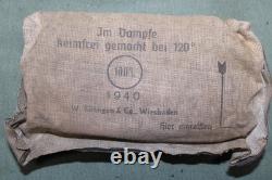 Trousse de premiers secours médicale datée de la Seconde Guerre mondiale avec contenu, bandage de blessure de l'armée.