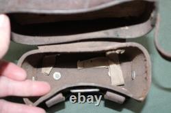 Trousse de premiers secours médicale datée de la Seconde Guerre mondiale avec contenu, bandage de blessure de l'armée.